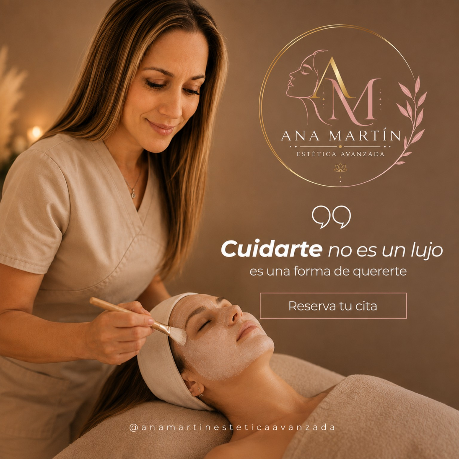 Ana Martín realizando un tratamiento facial en su centro de estética